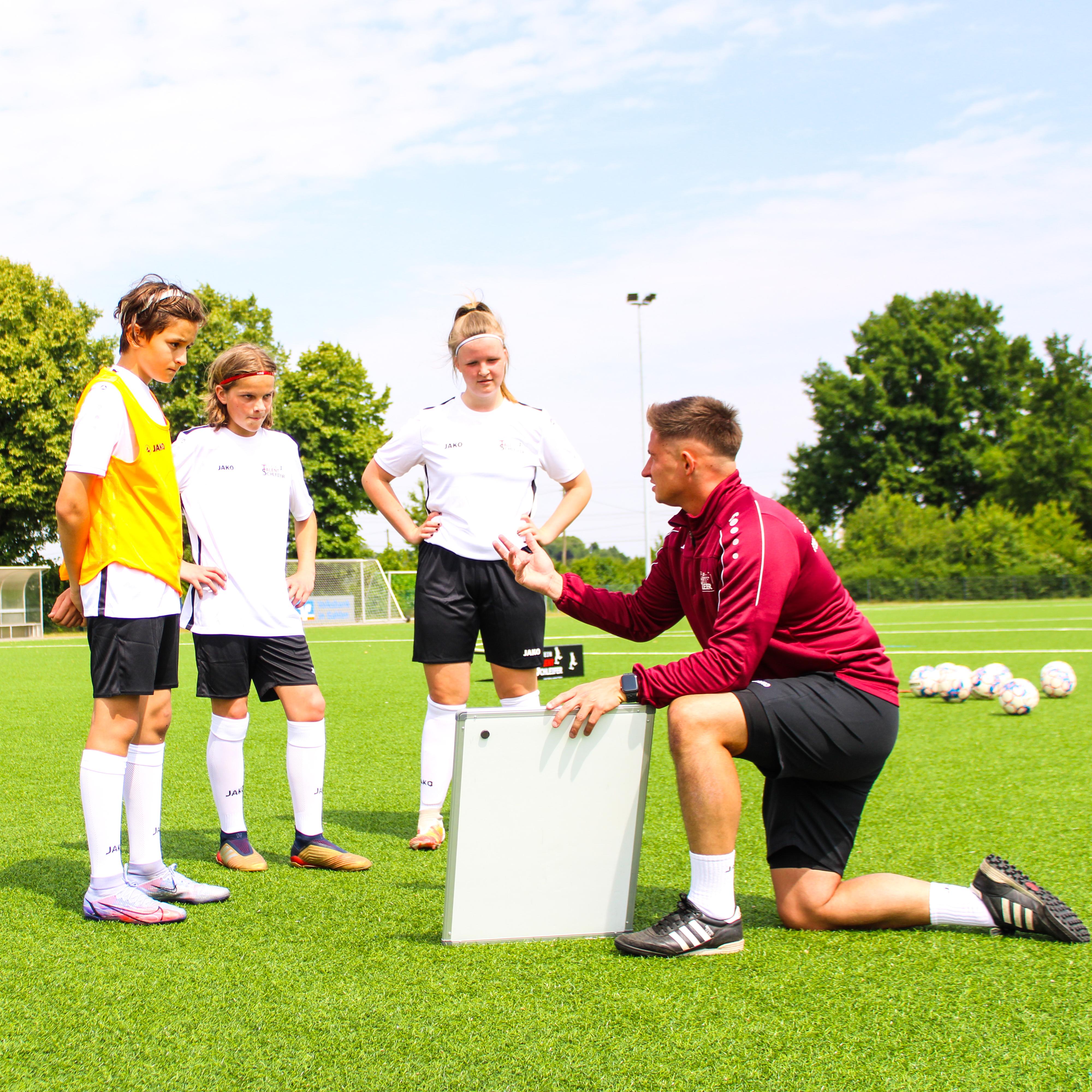 Trainer mit Spielern